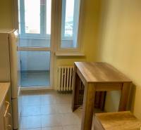 I prenájom štýlových izieb v 3-izbovom byte – Karlova Ves - Kuchyňa v 3-izbovom byte s veľkými oknami, barovým stolom a stoličkami.