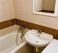 I prenájom štýlových izieb v 3-izbovom byte – Karlova Ves - Kúpeľňa s vaňou, umývadlom a práčkou v 3-izbovom byte, ľahké obklady.