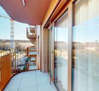 | Prémiové bývanie v ZWIRNe I Pekný zariadený 2i byt I - Balkón 2-izbového bytu na Košickej, Bratislava - Ružinov, s výhľadom na výstavbu.