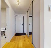 | Prémiové bývanie v ZWIRNe I Pekný zariadený 2i byt I - Chodba v 2-izbovom byte s podlahou s dreveným dekorom a vstavanou skriňou.
