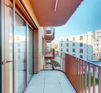 | Prémiové bývanie v ZWIRNe I Pekný zariadený 2i byt I - Balkón v Bratislave-Ružinove na Košickej ulici, s výhľadom na okolitú architektúru.