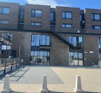 PREDAJ VEĽKORYSÝ 2 IZBOVÝ BYT NOVOSTAVBA DESINGN CENTER - Exteriérový pohľad na bytový komplex v Bratislave - Jarovce na Námestí pri Sýpke.