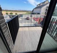 PREDAJ VEĽKORYSÝ 2 IZBOVÝ BYT NOVOSTAVBA DESINGN CENTER - Balkón 2-izbového bytu na Námestí pri sýpke v Bratislave - Jarovciach s výhľadom na okolie.