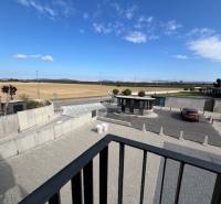 PREDAJ VEĽKORYSÝ 2 IZBOVÝ BYT NOVOSTAVBA DESINGN CENTER - Výhľad z balkóna na Námestí pri Sýpke v Bratislava - Jarovce, pri 2-izbovom byte.