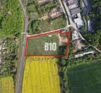 NOVÉ TEPLICE - stavebné pozemky v TOP lokalite - širšie centrum mesta  - Letecký pohľad na pozemky na bývanie v Trenčianskych Tepliciach obklopené zeleňou.