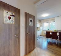 BA/STARÉ MESTO - Prenájom kompletne zariadeného 2i bytu s 2 balkónmi - Vstupná hala 2-izbového bytu s podlahou s dreveným dekorom a jedálenským kútom.