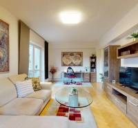 BA/STARÉ MESTO - Prenájom kompletne zariadeného 2i bytu s 2 balkónmi - Obývačka v 2-izbovom byte s mapou na stene a podlahou s dreveným dekorom.