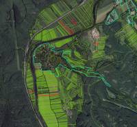 Žarnovica, Voznica – Podiely na ornej pôde - Letecký pohľad na poľnohospodárske a lesné pozemky v oblasti Žarnovica s výraznými zelenými plochami.