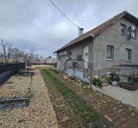 RODINNÝ DOM, HERNÁDKAK, MAĎARSKO - Rodinný dom v Hernádkaku so záhradou, štrkovou príjazdovou cestou a drevenými prvkami.