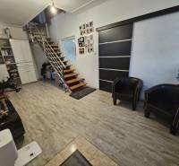 RODINNÝ DOM, HERNÁDKAK, MAĎARSKO - Interiér rodinného domu s modernými schodmi a podlahou s dreveným dekorom.