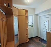 Na predaj rodinný dom v Trnovci nad Váhom - Predsieň s podlahou s dreveným dekorom, vstavanou skriňou a izbovou rastlinou v rodinnom dome.