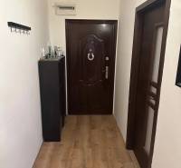 2-izb. byt, Nejedlého, Dúbravka, izby samostatné - Vstupná chodba s podlahou s dreveným dekorom v 2-izbovom byte.