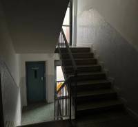 2-izb. byt, Nejedlého, Dúbravka, izby samostatné - Schodisko v bytovom dome na Nejedlého ulici v Bratislave - Dúbravke.