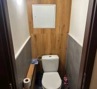 2-izb. byt, Nejedlého, Dúbravka, izby samostatné - Toaleta s podlahou s dreveným dekorom v 2-izbovom byte.