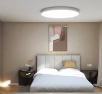 4 iz Novostavba ( 510 m2 ), tepel.čerpadlo RD Madunice - Na ulici Špačince, rodinný dom so svetlou spálňou, posteľou, oknom a obrazom.