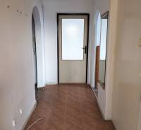 2-izbový byt s lodžiou, Turčianske Teplice - Chodba s oblúkmi a podlahou s dreveným dekorom v 2-izbovom byte.