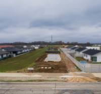 Moderná novostavba 4-izbového domu – Sokolovce  - Základy budúceho rodinného domu v Sokolovciach medzi susednými obydliami a cestou.