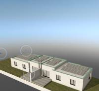 Moderná novostavba 4-izbového domu – Sokolovce  - Vizualizácia rodinného domu v Sokolovciach s bielou fasádou a solárnymi panelmi na streche.