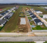 Moderná novostavba 4-izbového domu – Sokolovce  - Stavebný pozemok v Sokolovciach vedľa radu novostavieb rodinných domov.