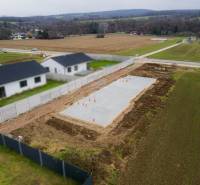 Moderná novostavba 4-izbového domu – Sokolovce  - Základy rodinného domu v Sokolovciach, obklopené poliami a susednými domami.