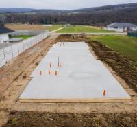 Moderná novostavba 4-izbového domu – Sokolovce  - Základy rodinného domu v Sokolovciach obklopené vidieckou krajinou a susednými domami.