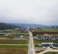Moderná novostavba 4-izbového domu – Sokolovce  - Letecký pohľad na dedinu Sokolovce s rodinnými domami a rozľahlými poľami.