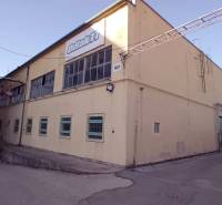 Na prenájom hala- sklad Trnava Coburgova  - Budova na Coburgovej ulici v Trnave, sklady a haly, žltý exteriér, priemyselná architektúra.