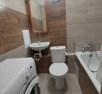 Slnečný 1 izb. byt Piešťany, praktická poloha, kúpou voľný - Kúpeľňa v 1-izbovom byte s vaňou, umývadlom a práčkou, obložená keramickými dlaždicami.