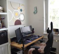 Útulný 3-izbový byt v Trnave na skok do Kamenáča! - Kancelársky kútik v 3-izbovom byte s počítačom a dekoráciami na stene.