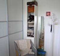 Útulný 3-izbový byt v Trnave na skok do Kamenáča! - Pohodlné kreslo s podlahou s dreveným dekorom v 3-izbovom byte.