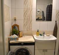 Útulný 3-izbový byt v Trnave na skok do Kamenáča! - Kúpeľňa v 3-izbovom byte so zrkadlom, umývadlom a práčkou.