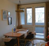 Útulný 3-izbový byt v Trnave na skok do Kamenáča! - Jedálenský kút v 3-izbovom byte s kobercovým dekorom a prosklenými dverami na balkón.