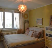 Útulný 3-izbový byt v Trnave na skok do Kamenáča! - Útulná spálňa so závesmi a knihovňou v 3-izbovom byte, atmosféru dotvára zaujímavý luster.