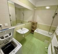 PRENÁJOM 2-izbový byt, Žilina - Slnečné terasy - Kúpeľňa v 2-izbovom byte s vaňou, umývadlom a práčkou s vrchným plnením.