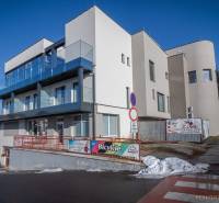 Na prenájom lukratívne 2-izbové byty v centre Popradu - Moderná budova s priestrannými balkónmi na ulici Francisciho v Poprade.