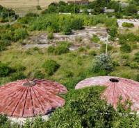 PREDAJ - Pozemok s výmerou do 196.000 m2 - 10 km Nitra, 20 km Šurany - Komerčné pozemky v Ivanke pri Nitre s kruhovými strechami, obklopené bujnou zeleňou.