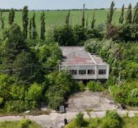 PREDAJ - Pozemok s výmerou do 196.000 m2 - 10 km Nitra, 20 km Šurany - Budova obklopená vegetáciou, vhodná na komerčné pozemky v Ivanke pri Nitre.