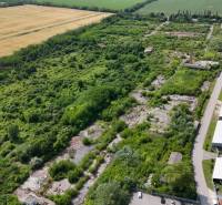 PREDAJ - Pozemok s výmerou do 196.000 m2 - 10 km Nitra, 20 km Šurany - Letecký pohľad na komerčné pozemky v Ivanke pri Nitre obklopené zeleňou.