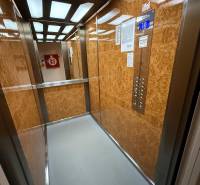 3 izbový byt 83 m² 2x balkón  Žiar nad Hronom centrum na predaj  - Výťah s dreveným dekorom a moderným osvetlením, nájdete v 3-izbovom byte.