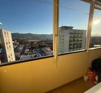 3 izbový byt 83 m² 2x balkón  Žiar nad Hronom centrum na predaj  - Výhľad z balkóna 3-izbového bytu na ulici A. Dubčeka v Žiari nad Hronom.