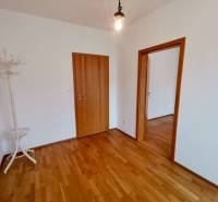 I Prenájom priestranného 4-izb.bytu, 2x balkón, parkovanie - Útulná predsieň s podlahou s dreveným dekorom v 4-izbovom byte a vešiakom.