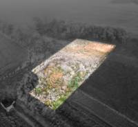 Stavebný pozemok na výstavbu RD, 652m2, Melčice-Lieskové - Pozemky - bývanie v Melčiciach-Lieskovom s trávnatým porastom a farebným vyznačením hraníc.