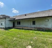 Super pozemok pre rodinný dom blízko mesta - Rodinný dom s trávnatým pozemkom v Zemplínskej Širokej. Pozemky - bývanie.