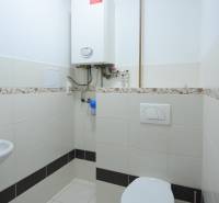 2 izbový byt na prenájom Dolný Šianec, Trenčín - Kúpeľňa v 2-izbovom byte s kotlom a toaletou, obložená keramickými dlaždicami.