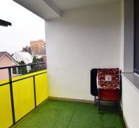 2 izbový byt na prenájom Dolný Šianec, Trenčín - Balkón 2-izbového bytu v Trenčíne na Dolnom Šianci, umelý trávnik a stoličky.