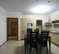 2 izbový byt na prenájom Dolný Šianec, Trenčín - Kuchyňa v 2-izbovom byte so zabudovanými spotrebičmi a jedálenským stolom.