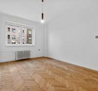 I PREDAJ Priestranný 3-izb. byt v centre Krížna/Blumentálska - Izba s podlahou s dreveným dekorom a radiátorom v 3-izbovom byte.