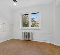 I PREDAJ Priestranný 3-izb. byt v centre Krížna/Blumentálska - Prázdna miestnosť s radiátorom a podlahou s dreveným dekorom v 3-izbovom byte.