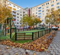 I PREDAJ Priestranný 3-izb. byt v centre Krížna/Blumentálska - Bytovka so športovým ihriskom obklopeným jesenným lístím v Bratislave – Starom Meste na Krížnej.