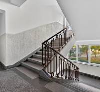 I PREDAJ Priestranný 3-izb. byt v centre Krížna/Blumentálska - Schodisko s kovovým zábradlím a veľkým oknom v budove, 3-izbový byt.